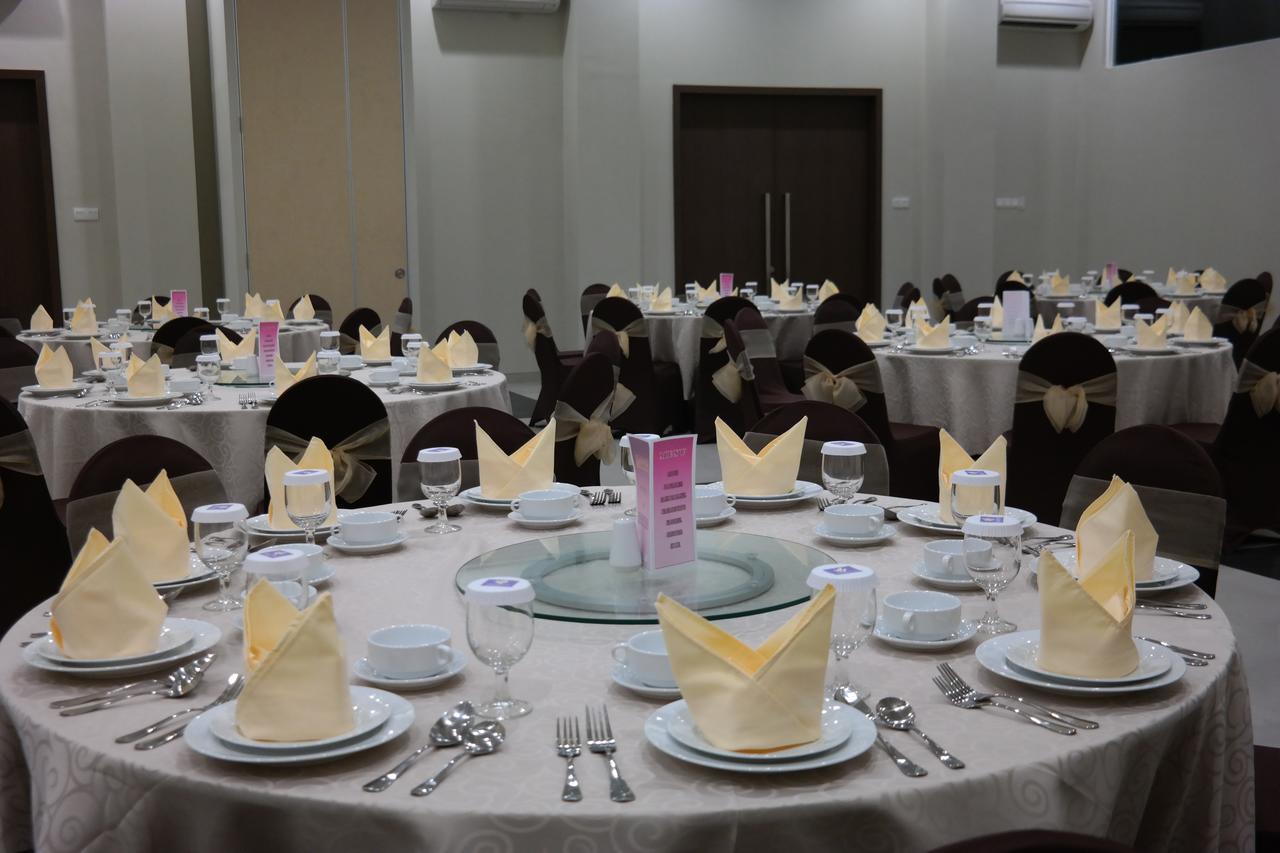 Amantis Hotel Demak Exterior photo